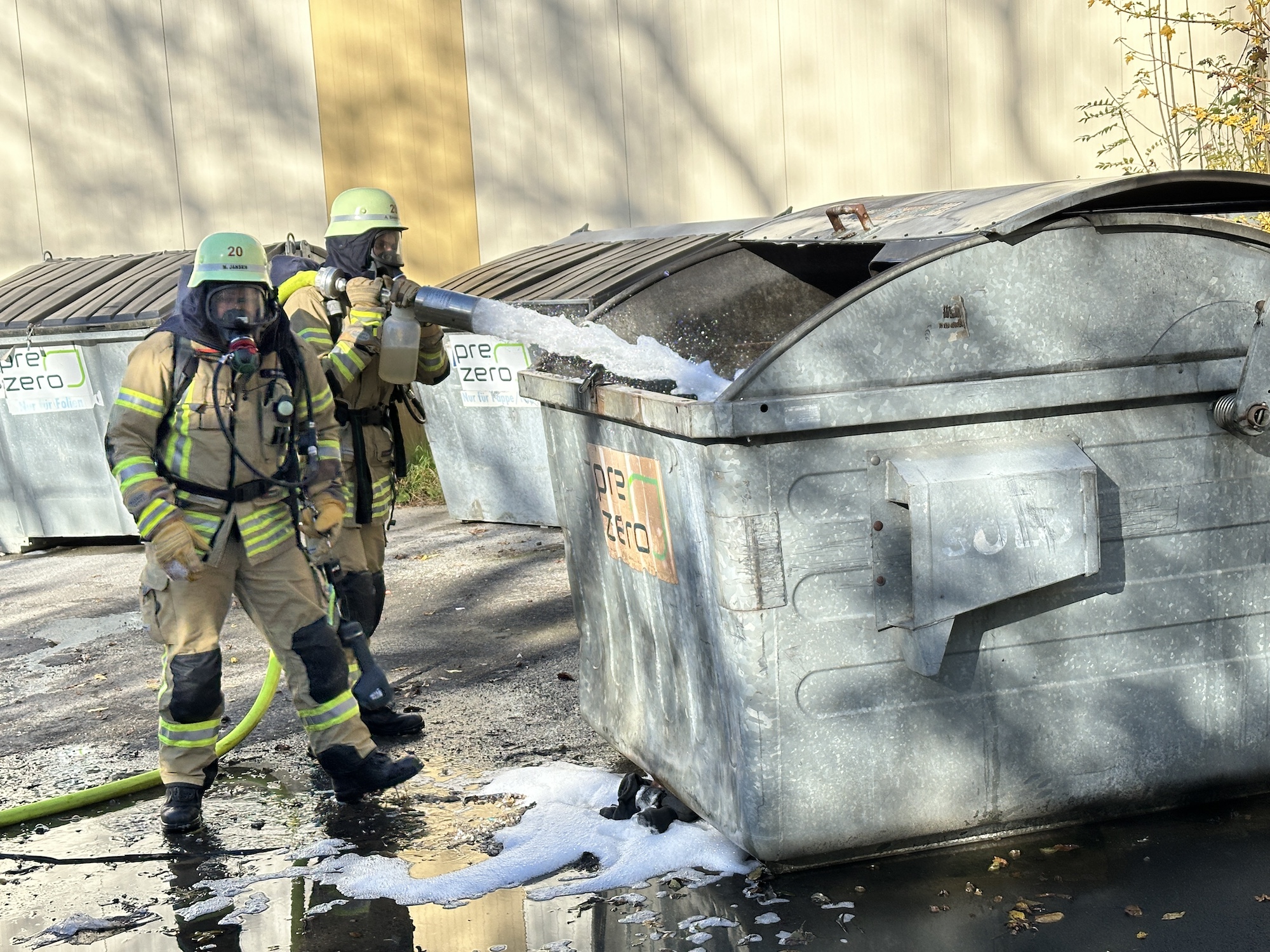 Einsatzfoto Brennt Müllcontainer an ...