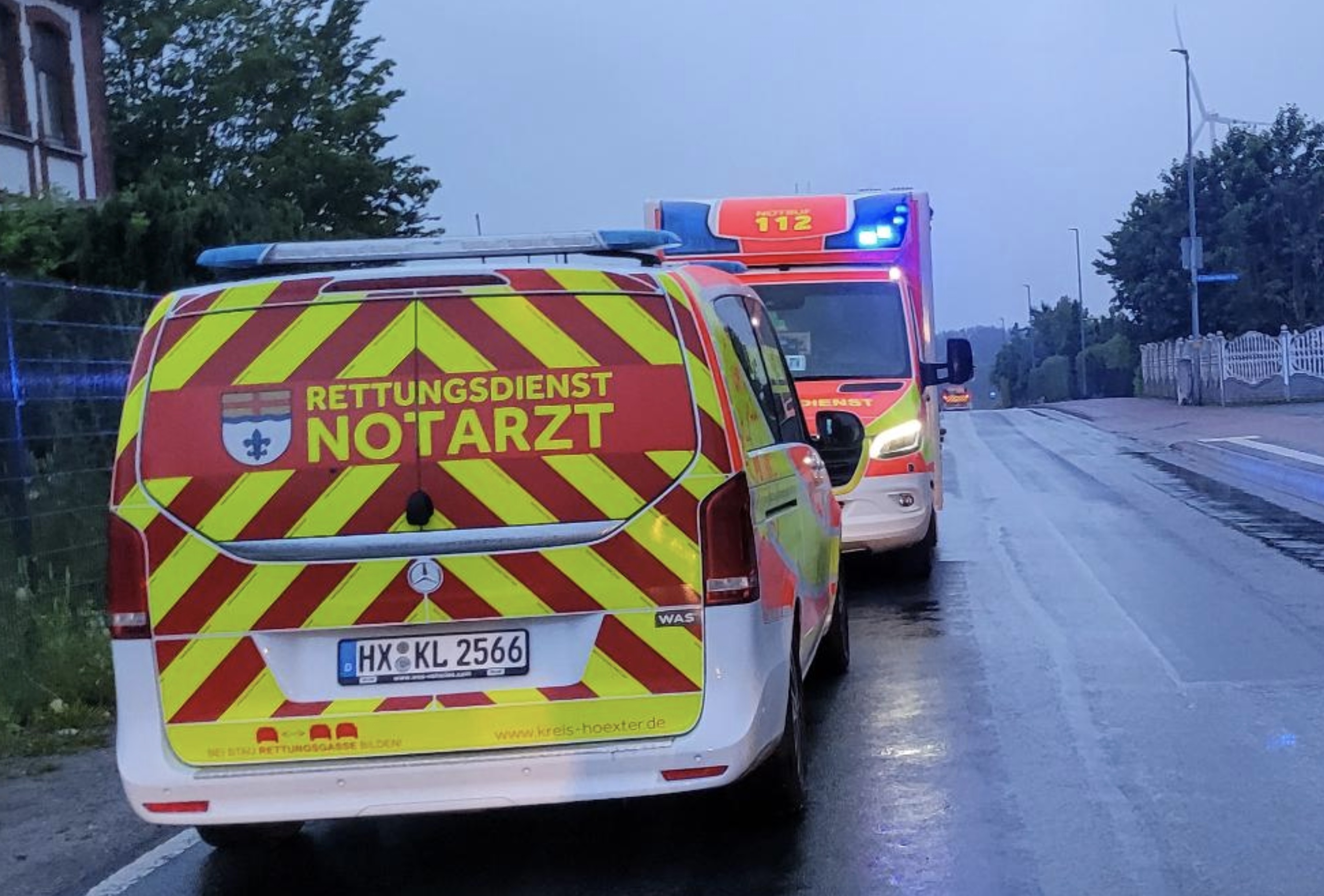 Einsatzfoto Person hinter Tür und ...